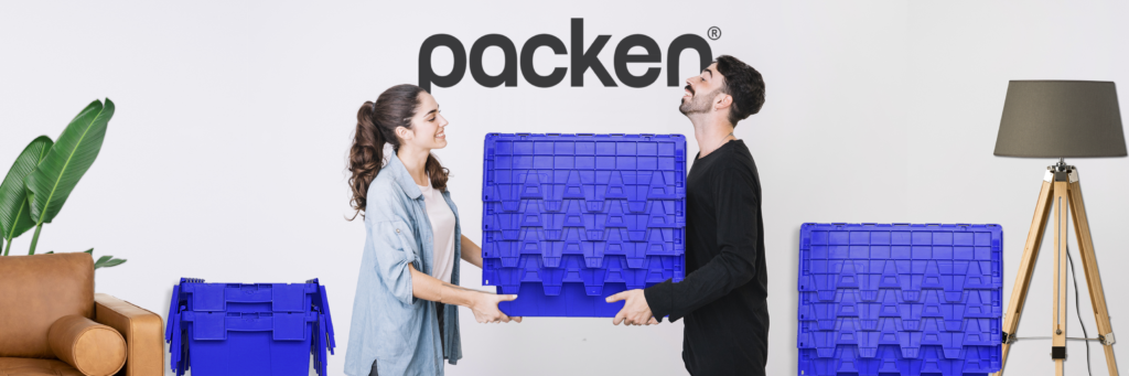 Personas cargando cajas reutilizables para empacar para mudanza